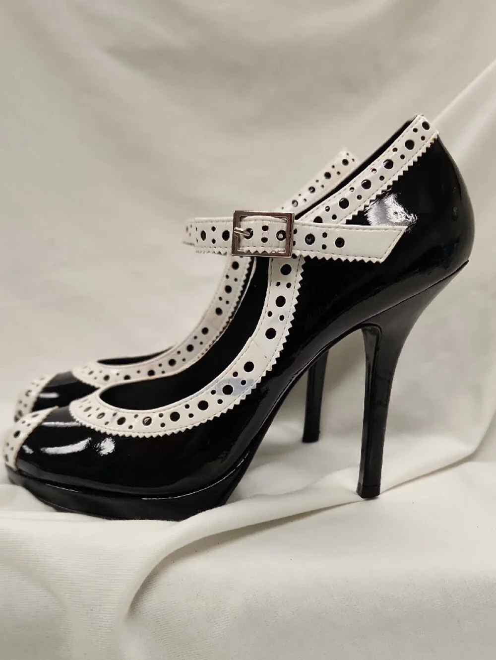 🍒 Black and White T-Strap Patent Peep-Toe Heels Sz 6.5